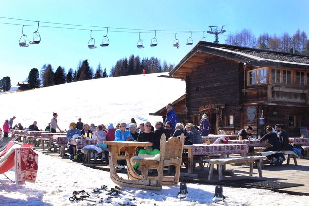 Wat een toplocatie voor een lunch tijdens een dagje snowboarden.