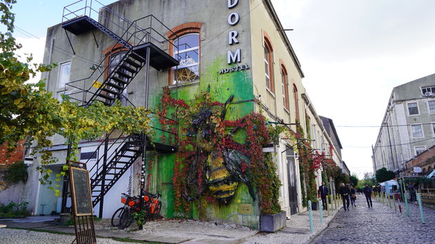 De bekende \u2018<i>Bee fashioned by Bordalo II</i>\u2019