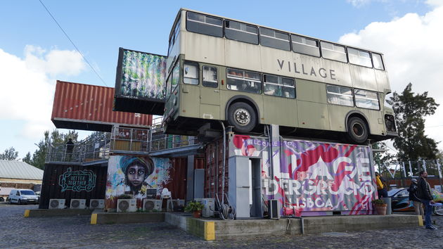 De Village van oude containers