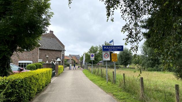 Het gehucht Maasbend, met de auto kom je er niet maar wel als je gaat fietsen