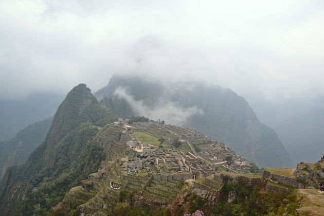 Daar is Machu Picchu! Het is wat bewolkt, maar wat een uitzicht...