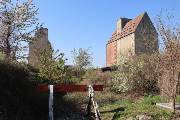 Oude fabrieksgebouwen langs de route