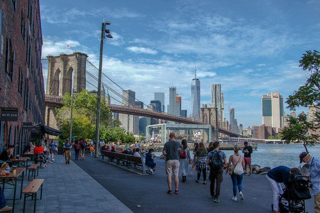 Gezelligheid aan het water in Brooklyn