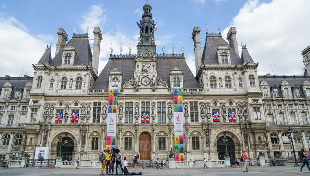 H\u00e9t boegbeeld van de wijk: H\u00f4tel de Ville aan de Seine, het stadhuis van Parijs