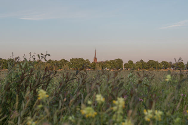 De kerk van Ulvenhout bij zonsondergang