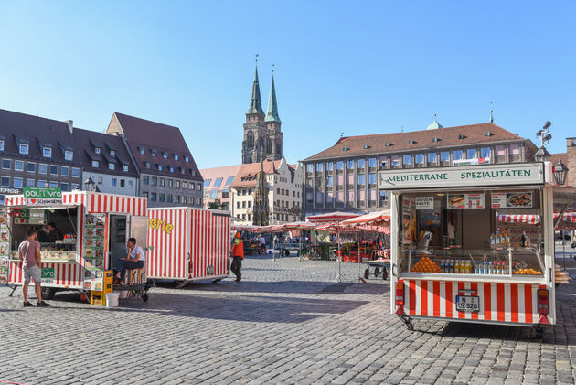 Struinen langs kraampjes op de Hauptmarkt