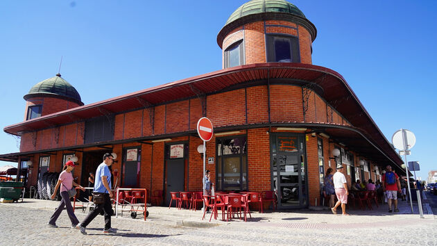 De bekende rood gekleurde markthallen van Olhao