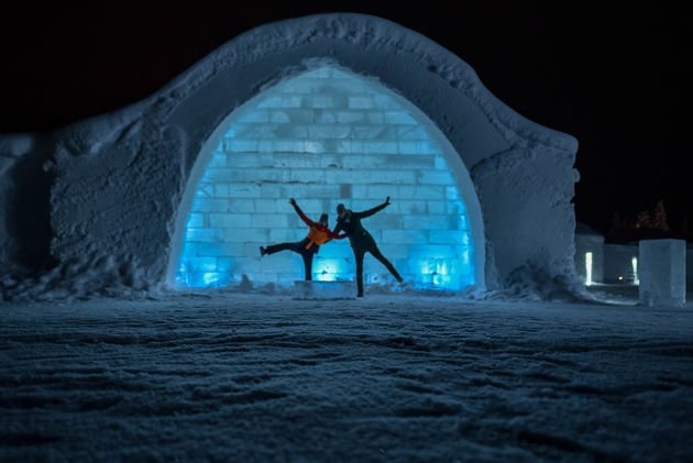 Samen met Brett voor de beroemde muur van het Icehotel