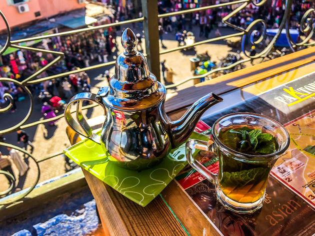 Thee drinken op een van de vele dakterrassen midden in de stad