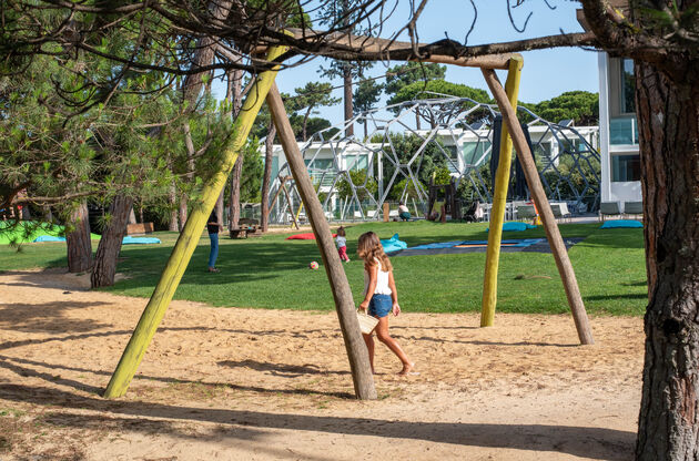 Er is een grote speeltuin en allerlei sportvelden voor de kids