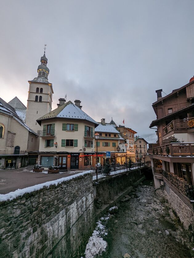 <em>Het idyllische centrum wordt doorkruist door twee riviertjes<\/em>