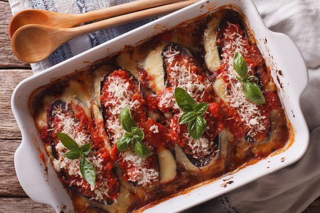 Melanzana oftewel aubergine met heel veel parmezaanse kaas \u00a9 fomaa - Adobe Stock