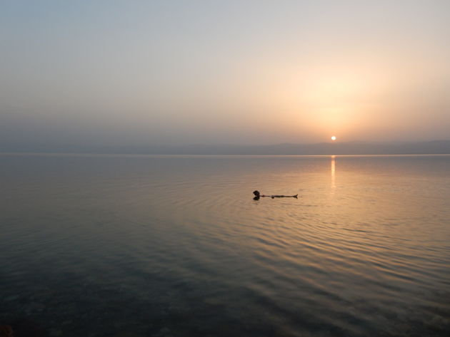 En ga dobberen op de Dode Zee