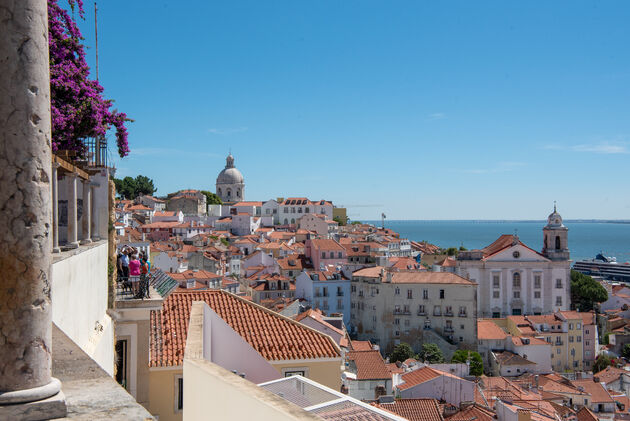 Genieten van het uitzicht vanaf Miradouro de Santa Luzia