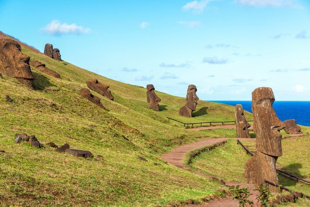 Over Paaseiland verspreid vind je zo`n 900 mysterieuze beelden \u00a9 jkraft5 - Adobe Stock