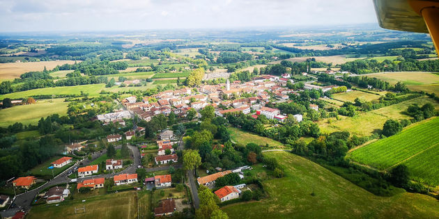 We vliegen de route die ik ook gereden heb, langs de mooiste dorpjes van de regio