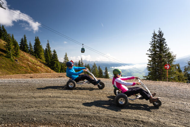 Cross op mountainkarts de berg af