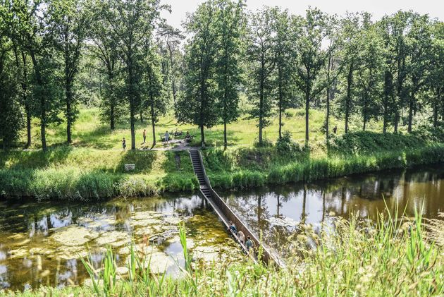 Via de Mozesbrug bij Fort de Roovere kun je het water oversteken zonder natte voeten te krijgen