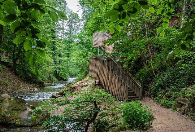 Via de Stairway Me\u0308llerdall daal je af naar de waterval