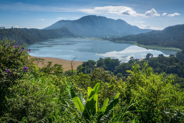 Het schitterende kratermeer Bratan in de omgeving van Munduk\u00a9 ekix - Adobe Stock