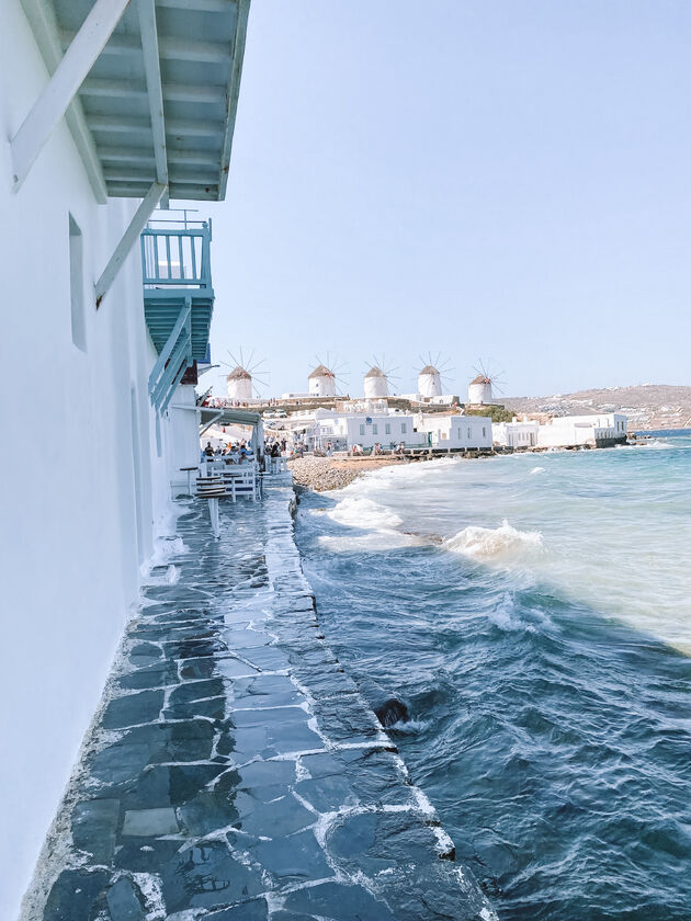 Wandelen langs de beroemde windmolens op Mykonos