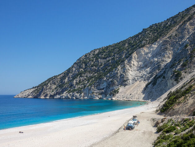 Met je voeten in het zachte, witte zand van Myrtos Beach