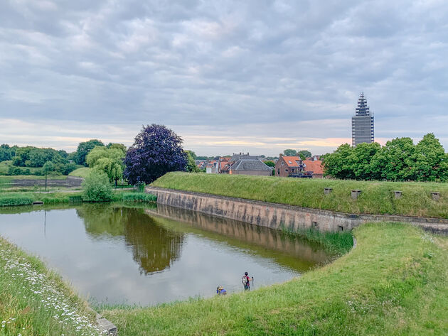 Wandel over de oude vestingsmuur van Naarden