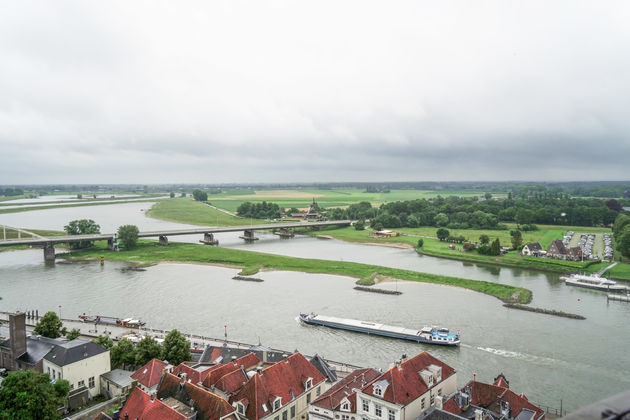 Alleen de IJssel over en je gaat vanuit stad, volledig de natuur in