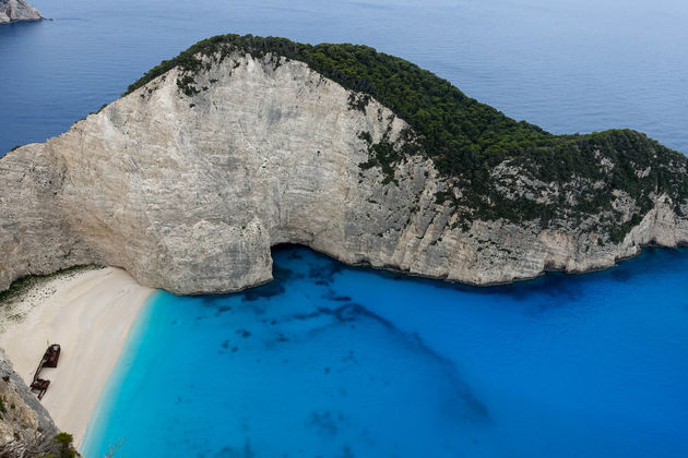 Navagio Beach ligt verstopt tussen de hoge kliffen