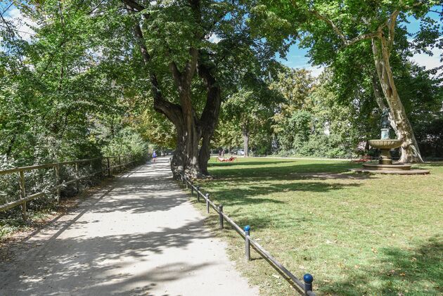 Aan de achterkant van de keizerburcht ligt dit rustige park