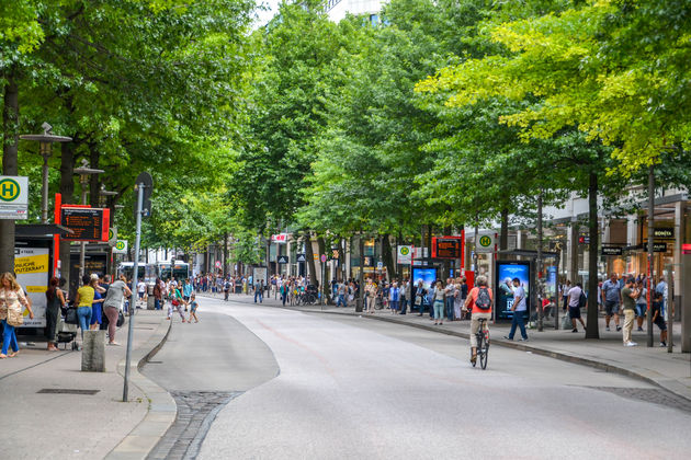 Druk en gezellig is het midden in de zomer in de winkelstraten van Hamburg