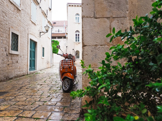 Zelfs in de regen is de charme van Trogir zichtbaar, zonde om niet te bezoeken!