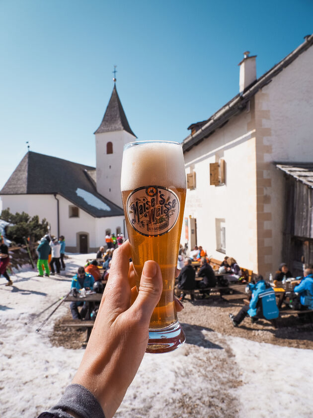 Op de top trakteren we ons op een welverdiend biertje: prost\/saluti!