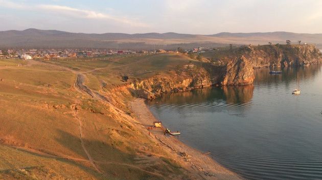 Uitzicht over de kliffen aan de kust van Olkhon