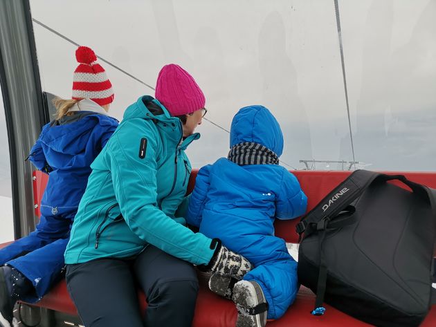 Oma met de kleinkinderen in de Gondel op weg naar de Kronplatz in Zuid Tirol