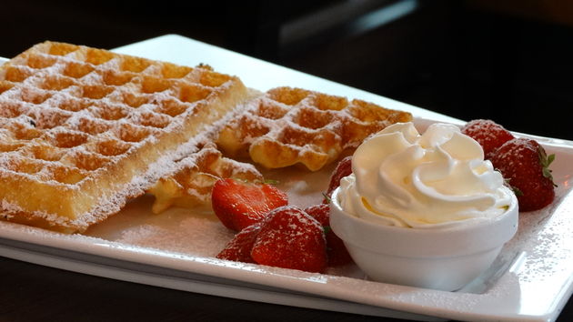 Een Oostendse wafel met aardbeiden en slagroom: z\u00f3 lekker!