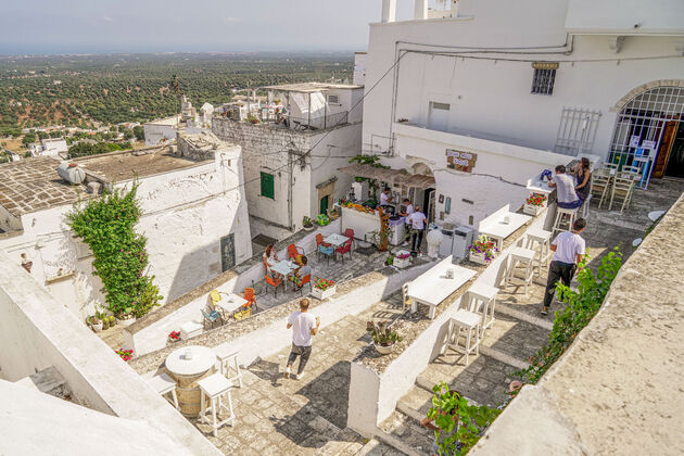 Ostuni ligt op een berg en dat is vanaf dit uitzichtpunt goed te zien