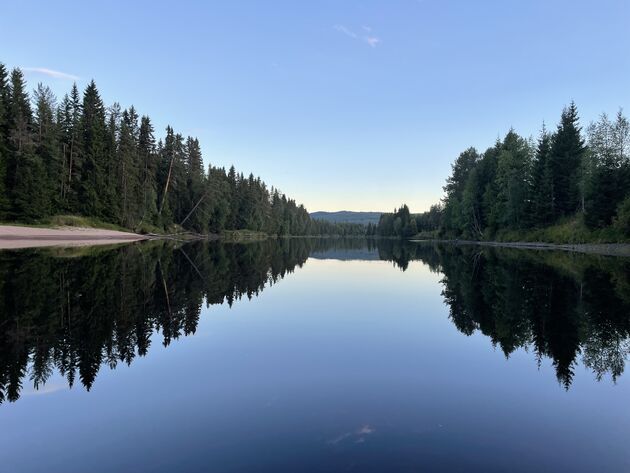 <em>Een spiegelgladde rivier bij Kl\u00e4ppen vlak voor zonsondergang. <\/em>