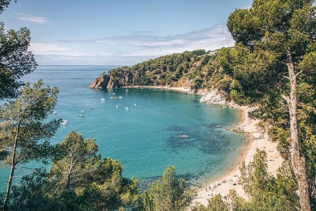 De Costa Brava staat bekend om dit soort waanzinnig mooie baaien