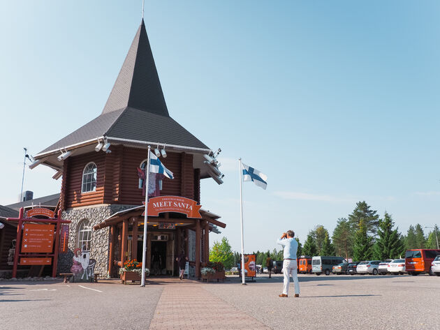 De Kerstman woont in Santa Claus Village in Rovaniemi