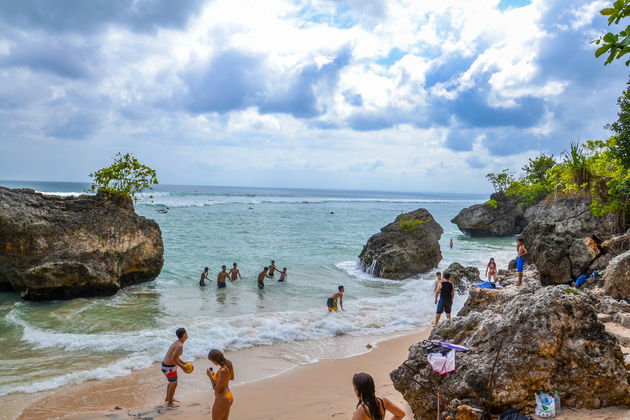 Verscholen tussen de rotsen vind je dit prachtige strand van Padang Padang Beach