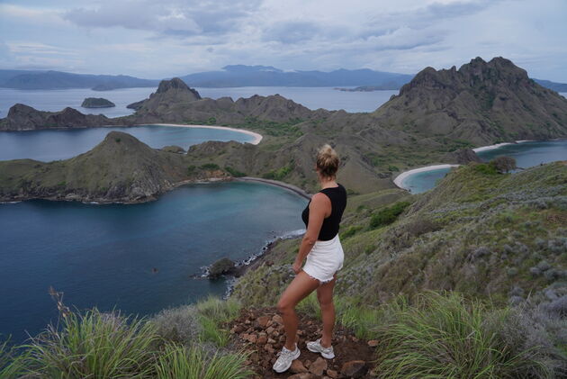 <em>Zonsopkomst bekijken vanaf de top van Padar Island.<\/em>