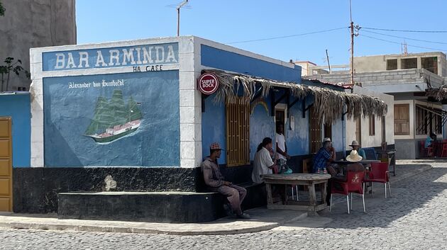 <em>Het havenstadje Palmeira is kleurrijk en zit vol streetart.<\/em>