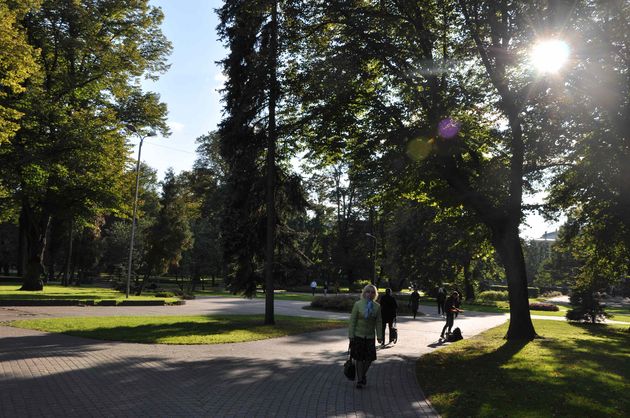 Een gezellig stadspark op een zonnige dag!