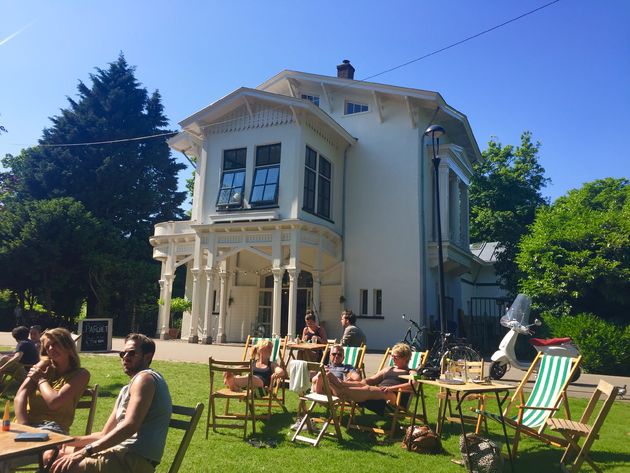 In de zomer heeft Parqiet een heel fijn buitenterras met ligbedjes