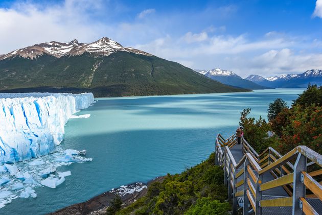 Het water van Lago Argentino is fel blauw van kleur