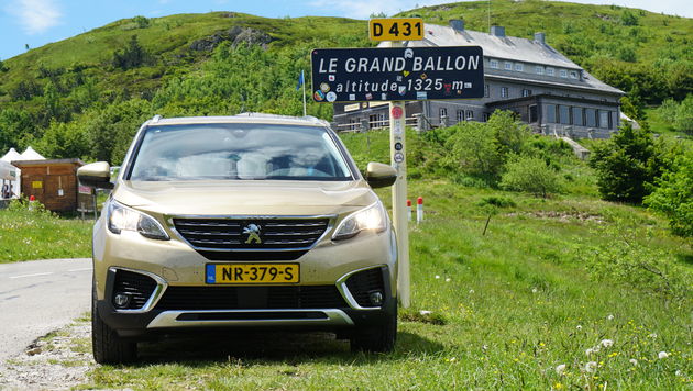 Onze reisauto tijdens het verblijf in de Vogezen, een Peugeot 5008 op de top van Grand Ballon