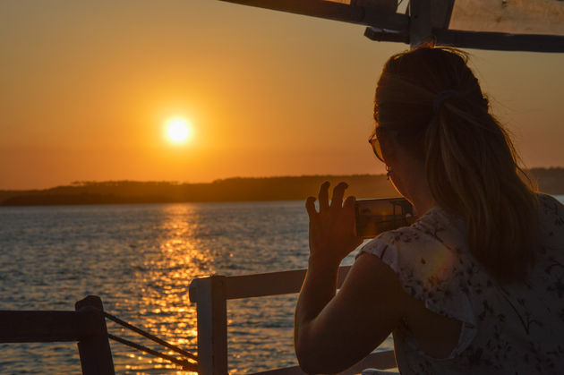 De zonsondergang bekijken blijft magisch