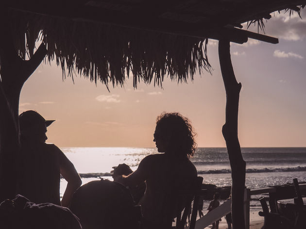 In de beachbar bij zonsondergang ervaar je het ultieme geluksmoment.