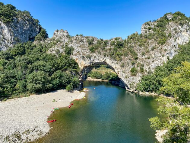 Het hoogtepunt van de Gorges de l`Arc\u00e8che is deze natuurlijke boogbrug: Pont d`Arc